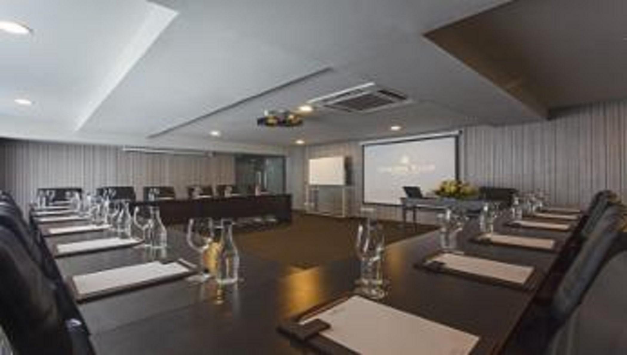 Golden Tulip Mandison Suites Bangkok Exteriör bild
