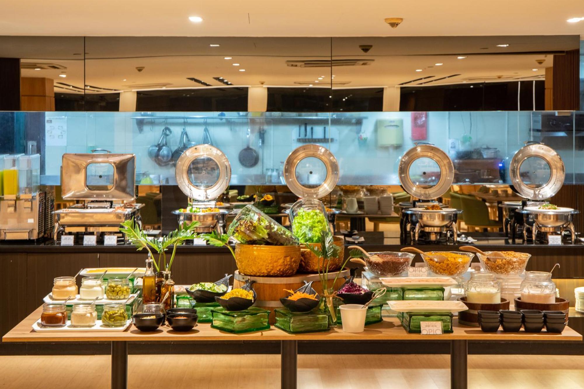 Golden Tulip Mandison Suites Bangkok Exteriör bild