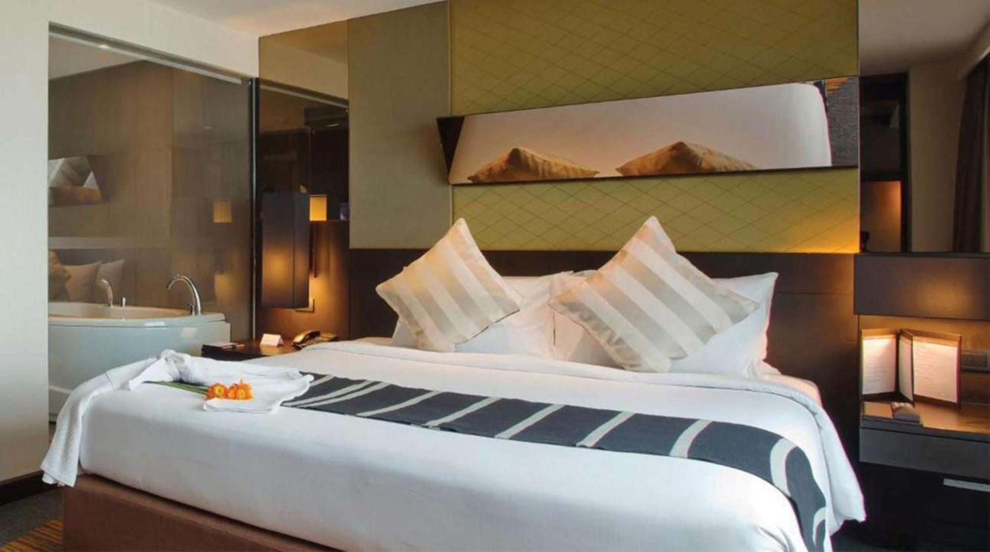 Golden Tulip Mandison Suites Bangkok Exteriör bild